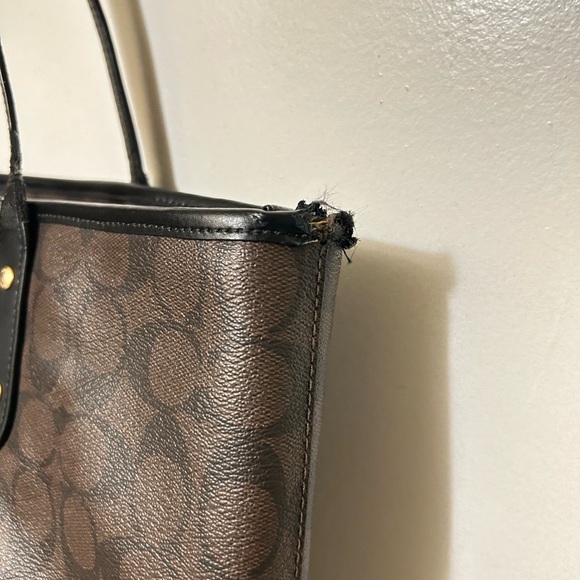 Coach fashionable tote, every day bag, women’s accessory, affordable fashion - Picture 3 of 7